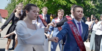 Прощальный вальс танцевали перед школой 17 пронских одиннадцатиклассников - RyazPressa.Ru