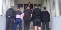 Избивших мужчину во дворе дома в Рязани подростков забрала полиция - Комсомольская Правда