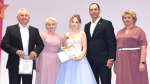 Золотую медаль новомичуринка Софья Борычева получила из рук заместителя председателя правительства области