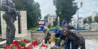 В День ветерана боевых действий активисты Касимовского отделения ЛДПР возложили цветы к памятнику - ЛДПР