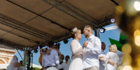Массовая свадьба прошла на Рязанской ВДНХ в День семьи, любви и верности - Комсомольская Правда