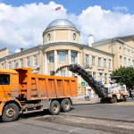 В Рязани приступили к капитальному ремонту теплотрассы на улице Радищева В последние годы на этой части теплосети выявлено и устранено значительное количество повреждений. В зоне капитального ремонта есть участки, где ремонт не проводился более 30 лет. В связи с большим износом было принято решение о выполнении капитального ремонта на всем участке.