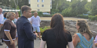 Дмитрий Репников и Лариса Крохалева проверили процесс работ по созданию современной спортивной площадки на территории детского сада №109 - Единая Россия