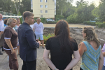 Дмитрий Репников и Лариса Крохалева проверили процесс работ по созданию современной спортивной площадки на территории детского сада №109