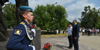 Губернатор Павел Малков принял участие в торжественных мероприятиях в честь 95 годовщины со дня образования Воздушно-десантных войск РФ - Комсомольская Правда
