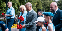 В День ВДВ парламентарии почтили память погибших бойцов - Областная Дума