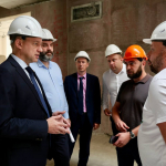 Павел Супрун поставил задачу ускорить строительство школы в Олимпийском городке Рязани Отмечена необходимость увеличения количества рабочих и строительной техники.