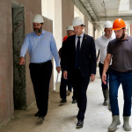Павел Супрун поставил задачу ускорить строительство школы в Олимпийском городке Рязани Отмечена необходимость увеличения количества рабочих и строительной техники.