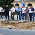 В Рязани проводится масштабный ремонт теплотрасс В районе Первомайского проспекта идёт монтаж новой теплотрассы. С подрядной организацией обсудили вопросы увеличения темпов ремонта и количества бригад на объекте. Разные виды работ подрядчик будет выполнять параллельно, чтобы успеть закончить их в срок. Ремонт ведется круглосуточно, график работ в ночное время также оптимизирован.