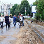 В Рязани проводится масштабный ремонт теплотрасс В районе Первомайского проспекта идёт монтаж новой теплотрассы. С подрядной организацией обсудили вопросы увеличения темпов ремонта и количества бригад на объекте. Разные виды работ подрядчик будет выполнять параллельно, чтобы успеть закончить их в срок. Ремонт ведется круглосуточно, график работ в ночное время также оптимизирован.