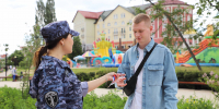 В День Государственного флага Российской Федерации сотрудники Росгвардии вручили рязанцам ленты с символикой триколора - Росгвардия