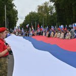 В Рязани развернули 25-метровый триколор в честь Дня государственного флага 22 августа, в День государственного флага Российской Федерации, в рязанском Лесопарке состоялись масштабные праздничные мероприятия.