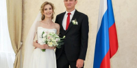 Фото молодоженов, сыгравших свадьбу в День флага России, опубликовал Рязанский ЗАГС В этот праздник в Рязанском ЗАГСе была оборудована специальная фотозона, где молодожены могли запечатлеть создание своей семьи под флагом Российской Федерации. - РИА 7 Новостей