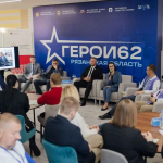 Программа «ГЕРОИ62» набирает серьезные обороты - Павел Малков Приветствуя участников встречи, Губернатор Павел Малков отметил, что запуск трека наставничества и стажировок – важная часть обучающей программы, в рамках которой участники проекта получат возможность попробовать себя в качестве управленца.