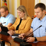 В Рязани увековечат память гвардии лейтенанта ВДВ  Максима Плотникова,  героически погибшего в ходе СВО Также депутаты рассмотрели доклад об итогах летней оздоровительной кампании. На базе 63 общеобразовательных учреждений города Рязани работали 64 лагеря с дневным пребыванием детей, в том числе 1 лагерь труда и отдыха, в общей сложности для 3 136 детей.