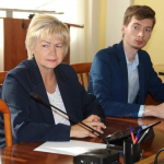 В Рязани увековечат память гвардии лейтенанта ВДВ  Максима Плотникова,  героически погибшего в ходе СВО Также депутаты рассмотрели доклад об итогах летней оздоровительной кампании. На базе 63 общеобразовательных учреждений города Рязани работали 64 лагеря с дневным пребыванием детей, в том числе 1 лагерь труда и отдыха, в общей сложности для 3 136 детей.