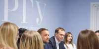 Павел Малков посетил обновленное общежитие и встретился со студентами РГУ Во время посещения общежития Павел Малков осмотрел холлы и жилые помещения, познакомился с условиями жизни студентов. - РИА 7 Новостей