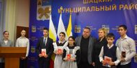 В День Конституции юным шатчанам вручили паспорта - RyazPressa.Ru