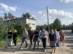 Люди идут