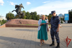 Сотрудники Росгвардии вручили рязанцам ленты с символикой триколора в преддверии Дня Государственного флага Российской Федерации