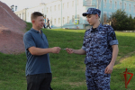 Сотрудники Росгвардии вручили рязанцам ленты с символикой триколора в преддверии Дня Государственного флага Российской Федерации