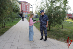 Сотрудники Росгвардии вручили рязанцам ленты с символикой триколора в преддверии Дня Государственного флага Российской Федерации